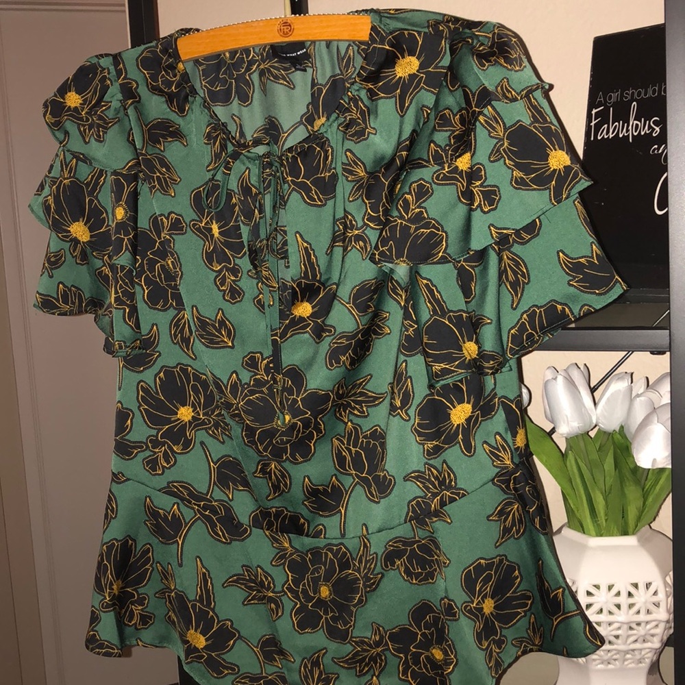 Puff sleeves blouse